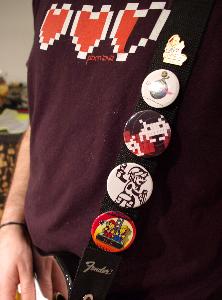 Guitare Fluffhead avec badges Pix 7, Link (Game and Watch), Pix 1, Little Big Planet et un pin SOS Club Nintendo